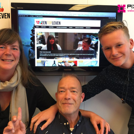 Xandra en Tobias Top met Nico Kranenburg bij de lancering van hun nieuwe website