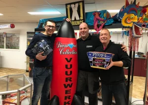 Nico Kranenburg en Thijs Wieringa vieren de afsluiting van de vuurwerkcampagne bij Vuurwerk Giezen