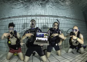 Nico Kranenburg en Thijs WIeringa leveren een website op onder water van duikschool karibu Divers uit Zuidlaren