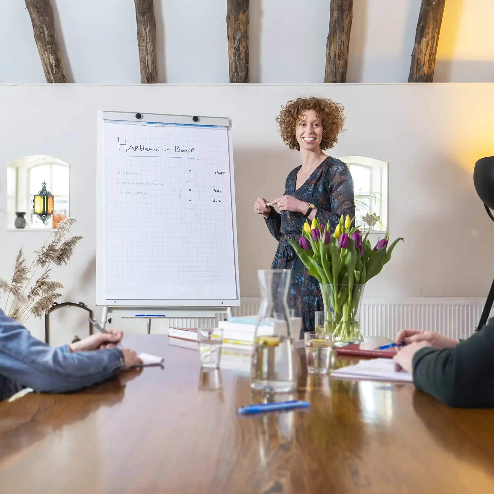 Corry tijdens coaching bij een bedrijf