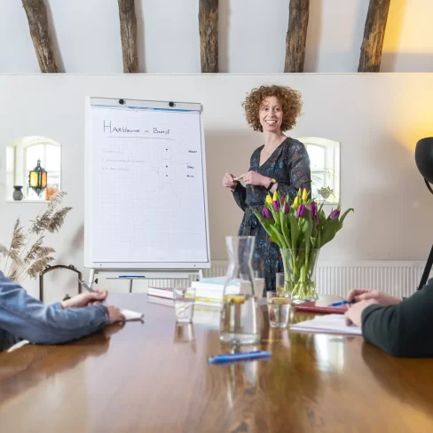 Corry tijdens coaching bij een bedrijf