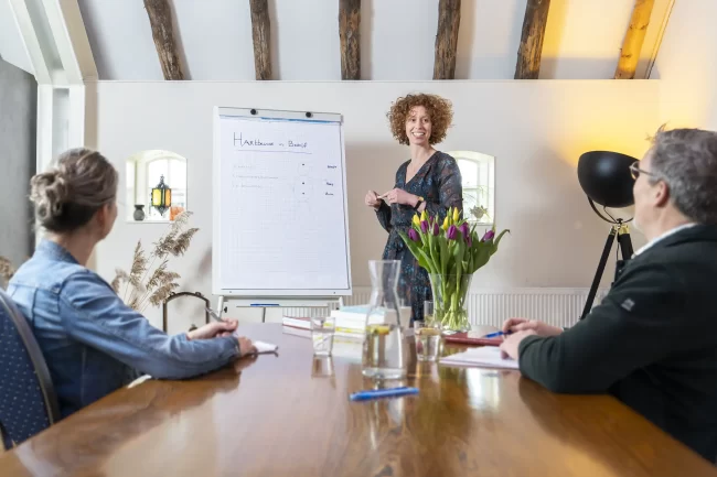 Corry tijdens coaching bij een bedrijf