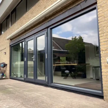kunststof kozijn met dubbele deur naar tuin