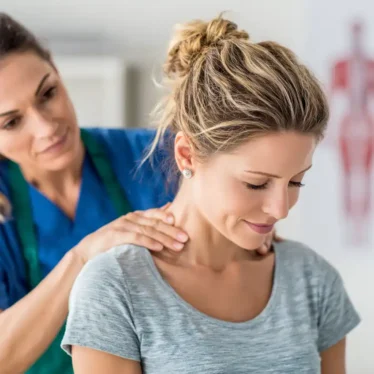 remila A female physical therapist is assisting an adult woman 00a06ca0 9b0e 4765 85bb a55c518e6970 kopie